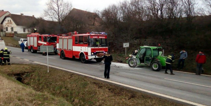 U Letů se vznítil zemědělský nakladač, blokuje silnici