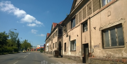 Koalice v pondělí rozhodne o osudu domů v Březnické