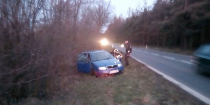 Za Drásovem vyjelo auto do příkopu, mladá řidička je zraněna