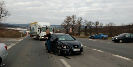 Nehoda dvou vozů komplikuje provoz na Evropské