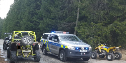 Policie zadržela muže, kteří jezdili v CHKO Brdy na čtyřkolkách