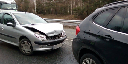 Na dálnici se srazily dva vozy, tvoří se kolona