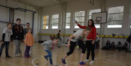 Gymnazisté přinesli dětem jaro