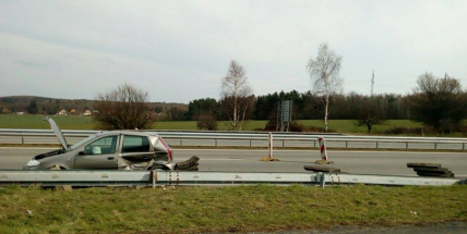 Fiat narazil do betonových žlabů na D4, zdržení do 10 minut