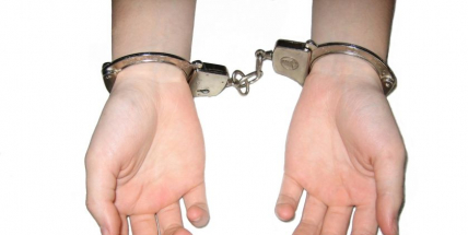 Muž se uspokojoval před školačkami, hrozí mu až tři roky vězení
