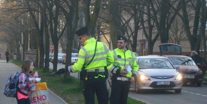 Policisté včera učili školáky, jak správně a bezpečně přecházet