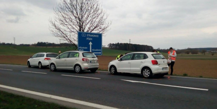 Nehoda tří vozů komplikuje provoz na Strakonické
