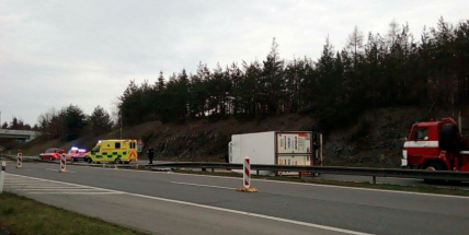 Vážná dopravní nehoda chladícího kamionu na D4