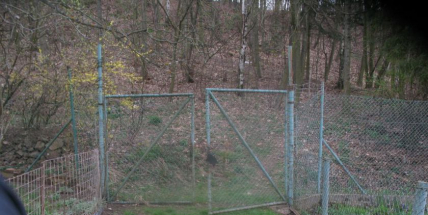 Během víkendu vyloupil tři zahradní chatky