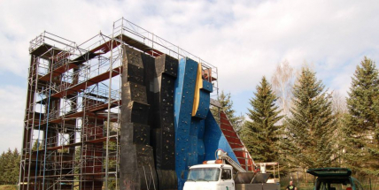 Novák se chystá na oslavy, horolezecká stěna se rozebírá