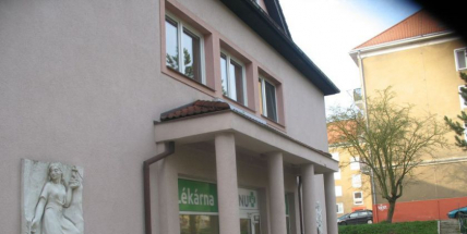Neznámý pachatel vykradl lékárnu v Příbrami