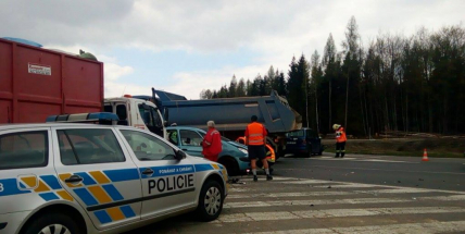 Komplikace na Strakonické. Na Hájecké křižovatce havarovala tři auta