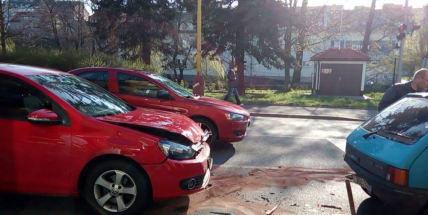 V ulici Čs. armády se srazily dva vozy, počítejte se zdržením