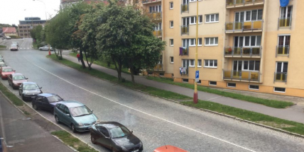 Z Plzeňské ulice zmizí příští rok kostky, nahradí je asfalt