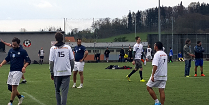 Asistenti prevence kriminality hrají společně s mládeží malou kopanou