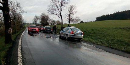 Nehoda tří vozů uzavřela silnici na Hluboš