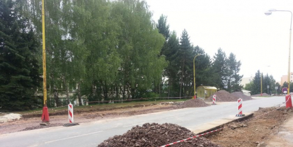 Ve Školní ulici pokračuje výstavba nových parkovacích míst