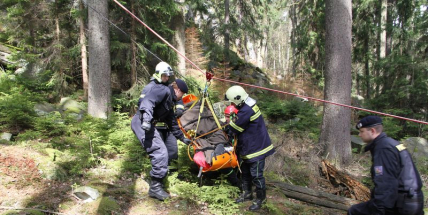 Šedesát hasičů a policistů hledalo čtyři lidi v Brdech. Naštěstí jen cvičně