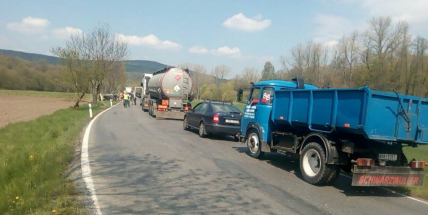 U Jinců narazilo auto do stromu, silnice je uzavřena