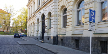 Parkování je nyní možné i přímo před radnicí