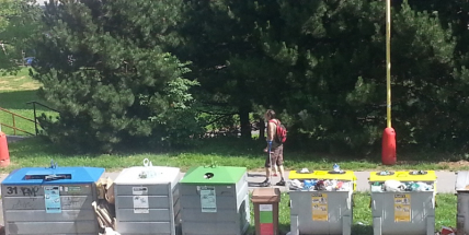 Občané si stěžují na odpadová hnízda v Čechovské ulici a kontejnery ve vozovce