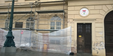 Fasáda na budově MP se opravuje, příští rok dojde i na budovu radnice