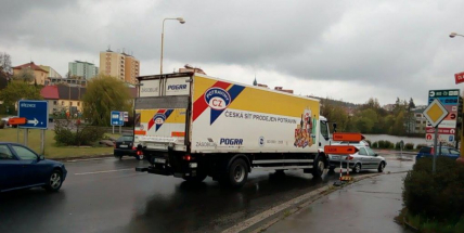 Nehoda na kruhovém objezdu u Obory komplikuje dopravu v okolí