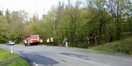 Předjížděl a v zatáčce srazil motocykl