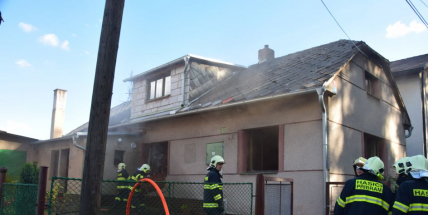 Hasiči vyjížděli o víkendu hned k pěti požárům