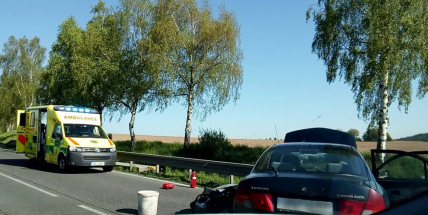 Nedal přednost motorce, na místo letí vrtulník