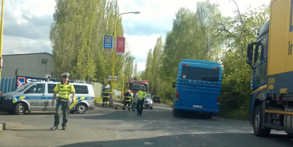 Nehoda motocyklu s autem uzavřela Obecnickou ulici. Na místě zasahoval vrtulník