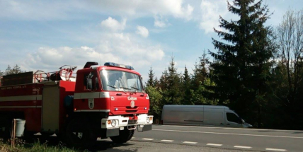 Vážná nehoda u Věšína: Vozy po srážce skončily v lese