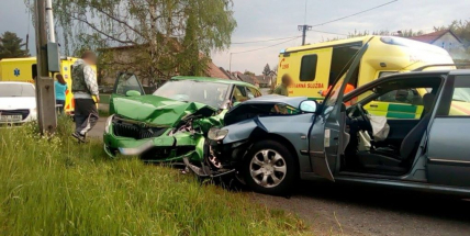 Vážná nehoda v Podlesí, řidič peugeotu přejel do protisměru
