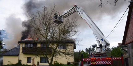 Pátek třináctého v praxi: V Narysově téměř shořel dům