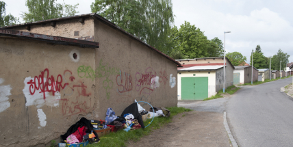 U garáží v ulici Pod Haldou vznikají skládky (FOTOGALERIE, AKTUALIZOVÁNO)