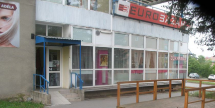 V neděli vykradli bistro a cukrárnu, pachatel neznámý