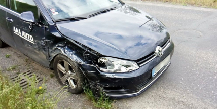 Při předjíždění narazil do odbočujícího vozu