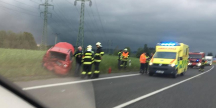 Vážná nehoda u Milína. Posádka skončila s poraněním hlavy