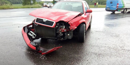 Komplikace na Evropské. Před chvílí se zde srazila dvě auta