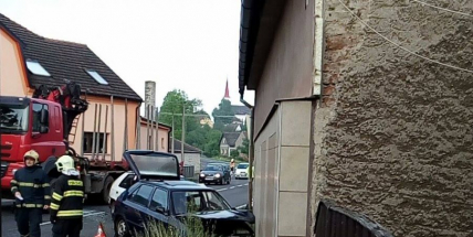Hlavní průtah Bohutínem uzavřen. Po srážce narazily 2 felicie do domu