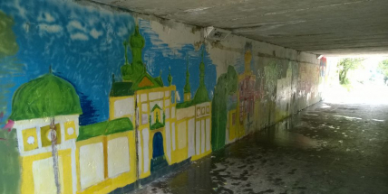 Děti se včera vyřádily na stěnách podchodu