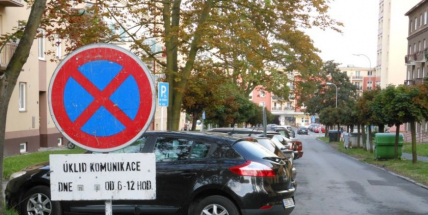 Parkování v okolí ulice 28. října připomíná hru Tetris, blokové čištění se odsouvá (AKTUALIZOVÁNO)