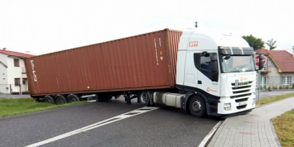 V Obořišti se utrhla krajnice s kamionem, počítejte s komplikacemi