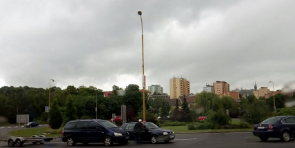 Nehoda na kruhovém objezdu u Obory komplikuje dopravu v okolí