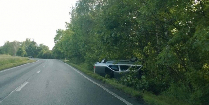 Smolný pátek na silnicích: Pár metrů za Příbramí skončila xsara v příkopu