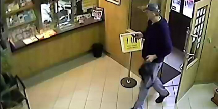 Policie hledá muže, který vyloupil poštu. Vyhrožoval vyhozením do vzduchu