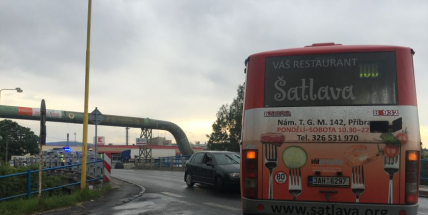 Nehoda autobusu komplikuje provoz v Husově ulici