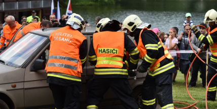 Hasiči museli z auta vyprošťovat dva zraněné, naštěstí jen v rámci ukázky