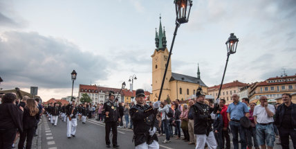 Neslaví se jenom na Nováku, včera večer prošel městem hornický průvod