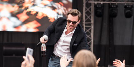 Leoš Mareš ovládl letní kino, Lounová předvedla akrobatické číslo